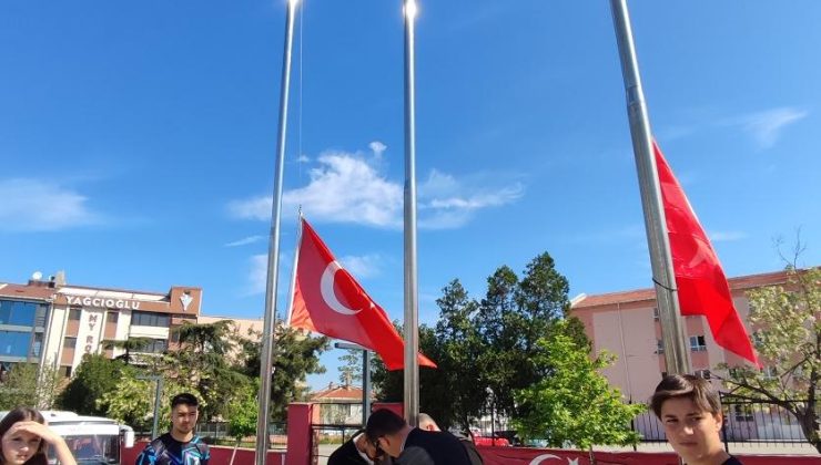 Bayrak direğindeki arıza töreni geciktirdi