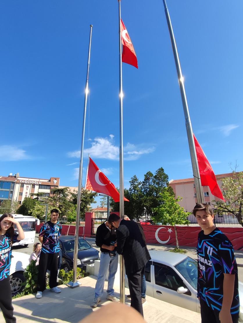 Bayrak direğindeki arıza töreni geciktirdi