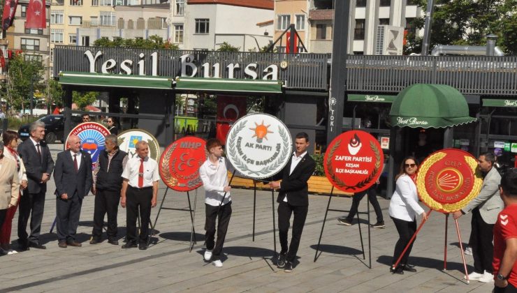 19 Mayıs’ta bazı partiler ve STK’lar da çelenk koydu