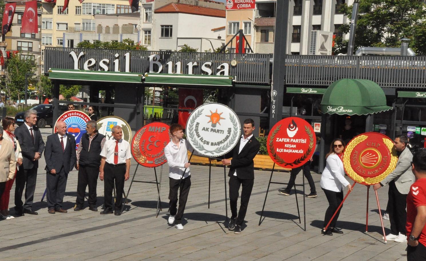 19 Mayıs’ta bazı partiler ve STK’lar da çelenk koydu