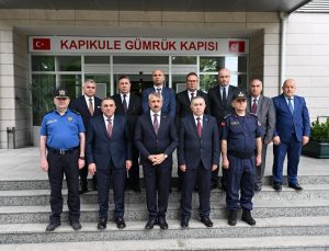 Vali Sezer sınır kapılarında oluşabilecek yoğunluk ile ilgili açıklama yaptı: “Sınır kapılarımızda yaşanabilecek olası sorunlara karşı erken müdahale ekipleri oluşturduk”