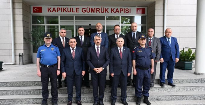 Vali Sezer sınır kapılarında oluşabilecek yoğunluk ile ilgili açıklama yaptı: “Sınır kapılarımızda yaşanabilecek olası sorunlara karşı erken müdahale ekipleri oluşturduk”