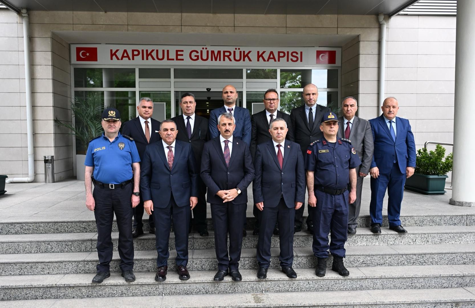 Vali Sezer sınır kapılarında oluşabilecek yoğunluk ile ilgili açıklama yaptı: “Sınır kapılarımızda yaşanabilecek olası sorunlara karşı erken müdahale ekipleri oluşturduk”