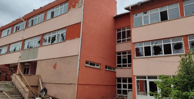 Komisyon Başkanı Yılmaz Keşan’daki okulları gündeme getirdi: “Süreç hızlandırılmalı”