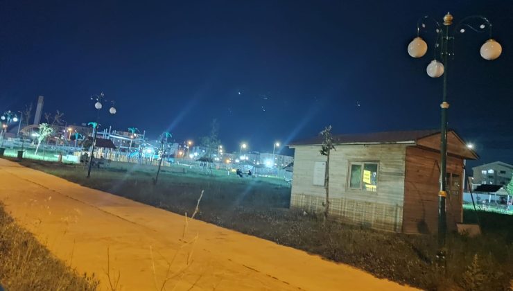 Çöpler, yanmayan aydınlatmalar ve uzayan otlar ailelerin tepkisini çekiyor