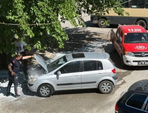 Park halindeki otomobilde çıkan yangın büyümeden söndürüldü