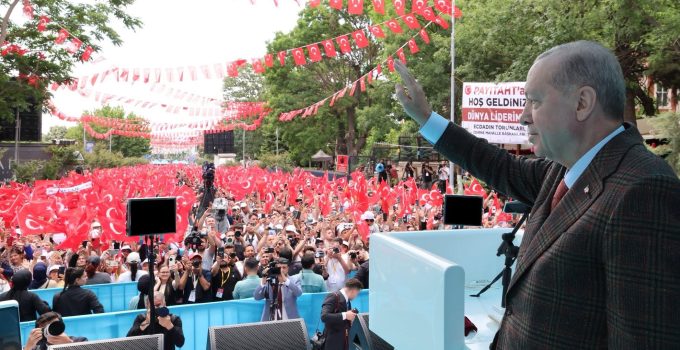 Edirne’de yatırımlara dikkat çeken Cumhurbaşkanı Erdoğan CHP’deki sürece de değindi:  “CHP artık bir siyasi parti gibi değil, adeta bir dönüşüm partisi gibi hareket ediyor”