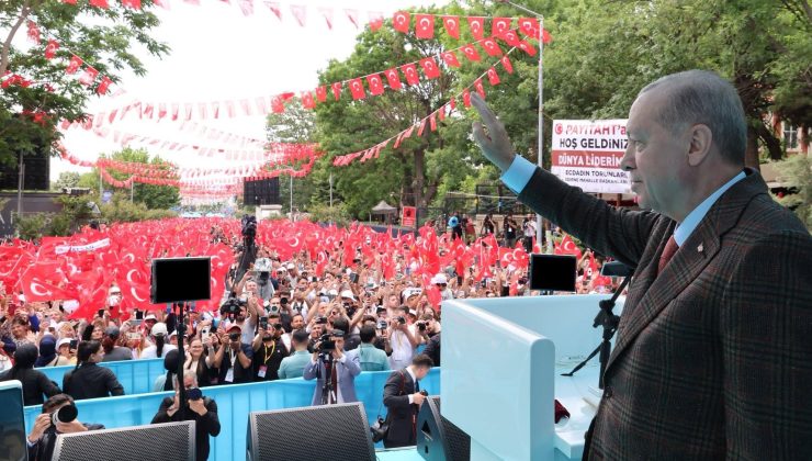 Edirne’de yatırımlara dikkat çeken Cumhurbaşkanı Erdoğan CHP’deki sürece de değindi:  “CHP artık bir siyasi parti gibi değil, adeta bir dönüşüm partisi gibi hareket ediyor”
