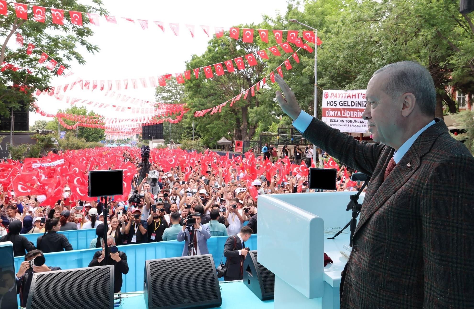 Edirne’de yatırımlara dikkat çeken Cumhurbaşkanı Erdoğan CHP’deki sürece de değindi:  “CHP artık bir siyasi parti gibi değil, adeta bir dönüşüm partisi gibi hareket ediyor”
