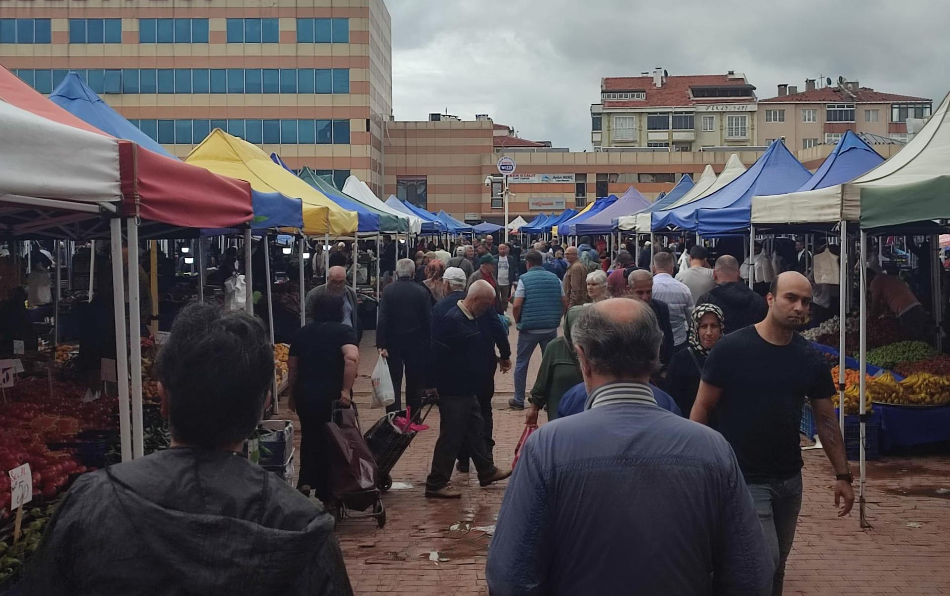 Keşan halk pazarında soğuk havaya rağmen yoğunluk yaşandı