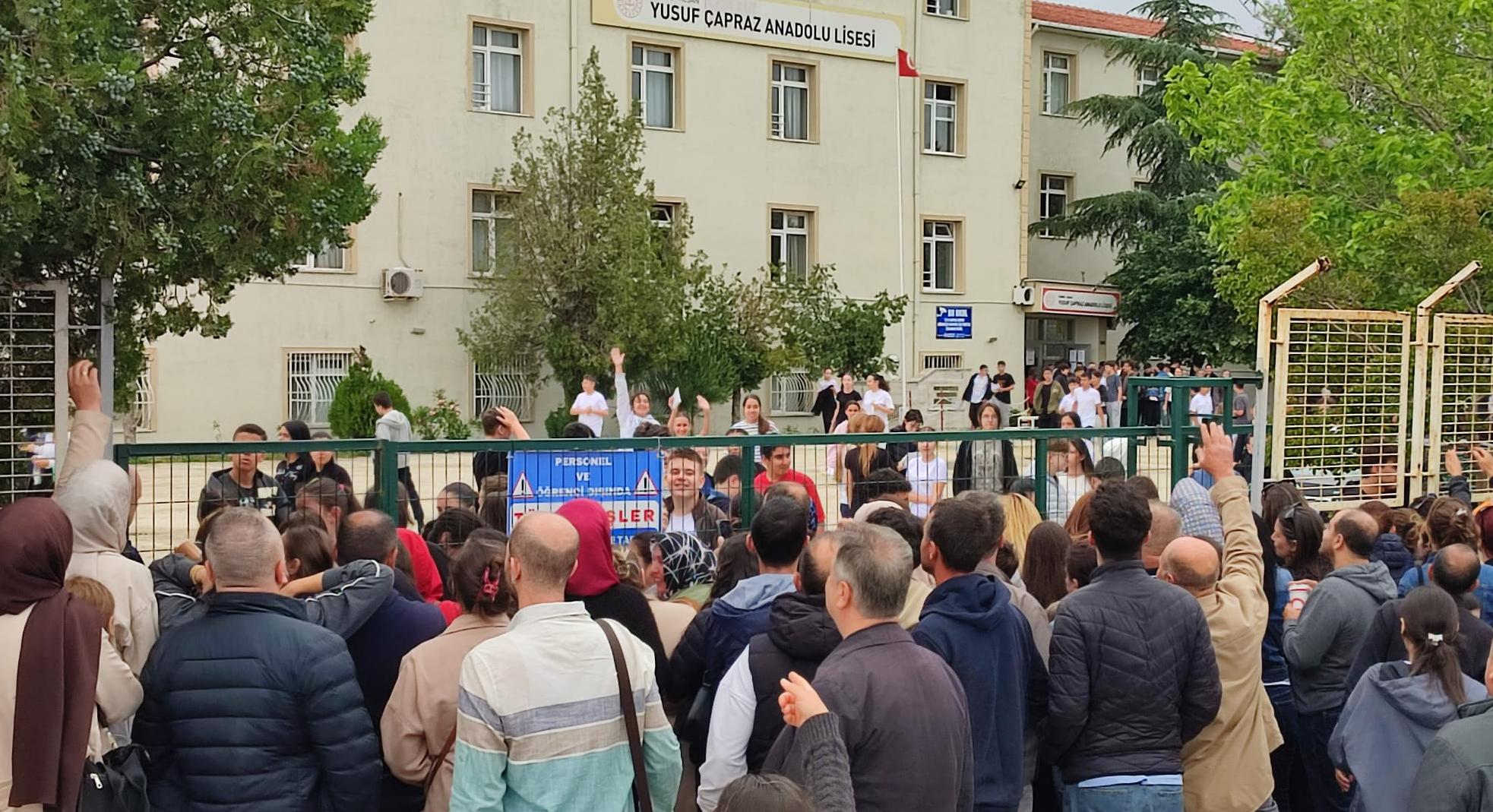 İçeride öğrenciler dışarıda veliler ter döktü