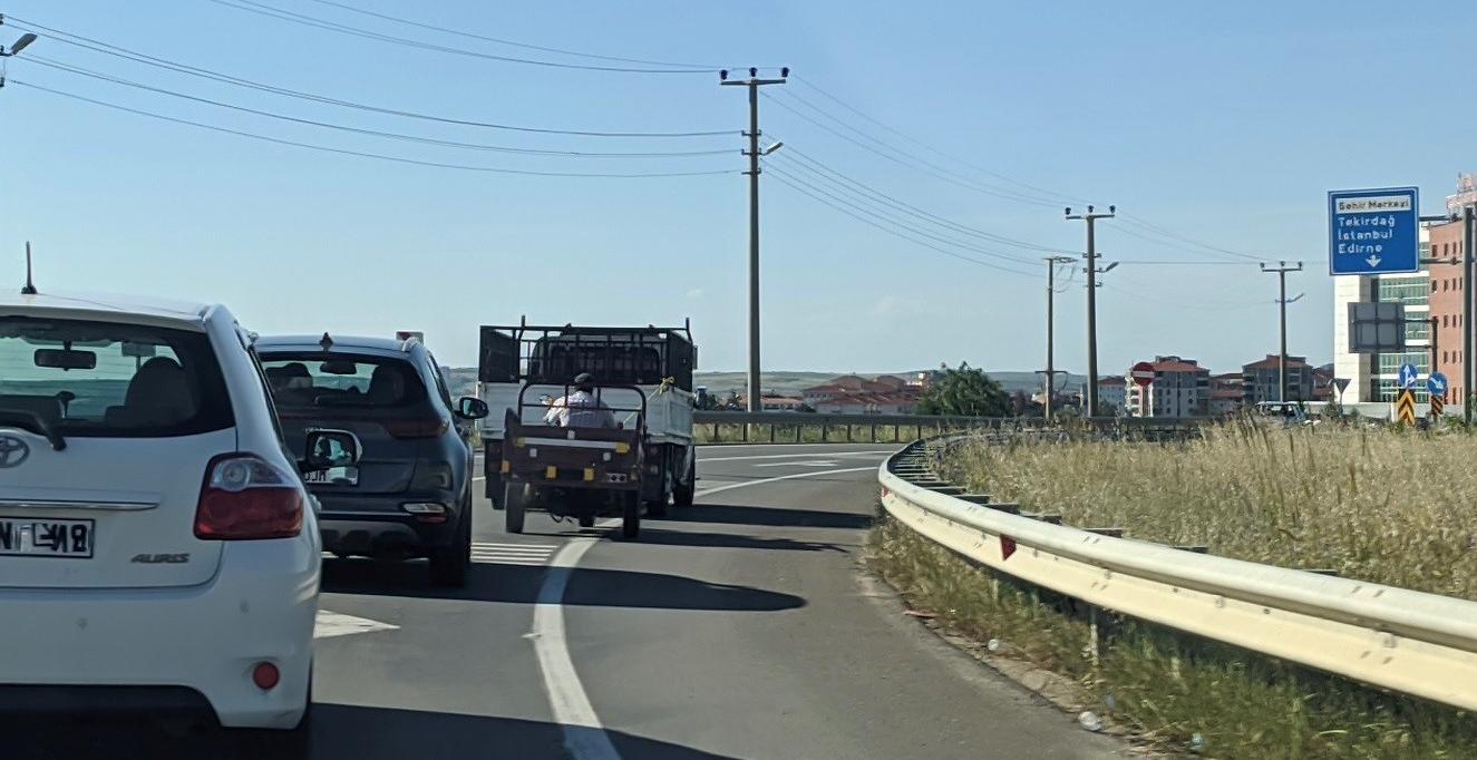 Yoğun trafikte tehlikeli yolculuk