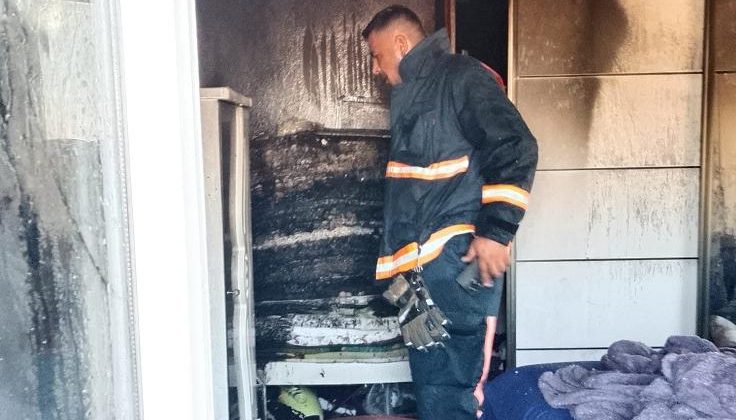 Baba ve oğlu yangında hafif yaralandı