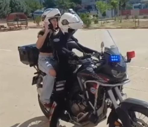 Motosikletli polis timleri 2 öğrencinin geleceğine dokundu