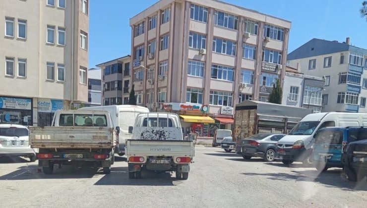 Tayfa Sokak’taki düzensizlik sürücüleri bezdirdi: “Trafiğe kapatın da rahatlayalım!”