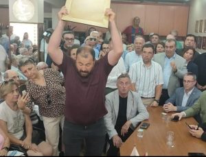 AK Parti’ye katılan Özcan’ın fotoğrafını yere attı