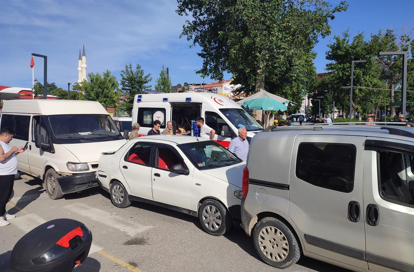 Zincirleme kazada 3 yaralı
