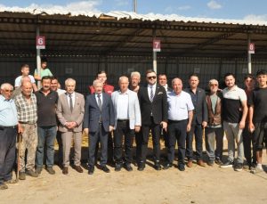 Protokol, arife günü canlı hayvan pazarı ziyaret etti