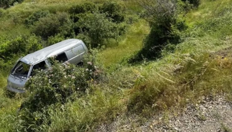 Şarampole uçan panelvanda 2 kişi yaralandı