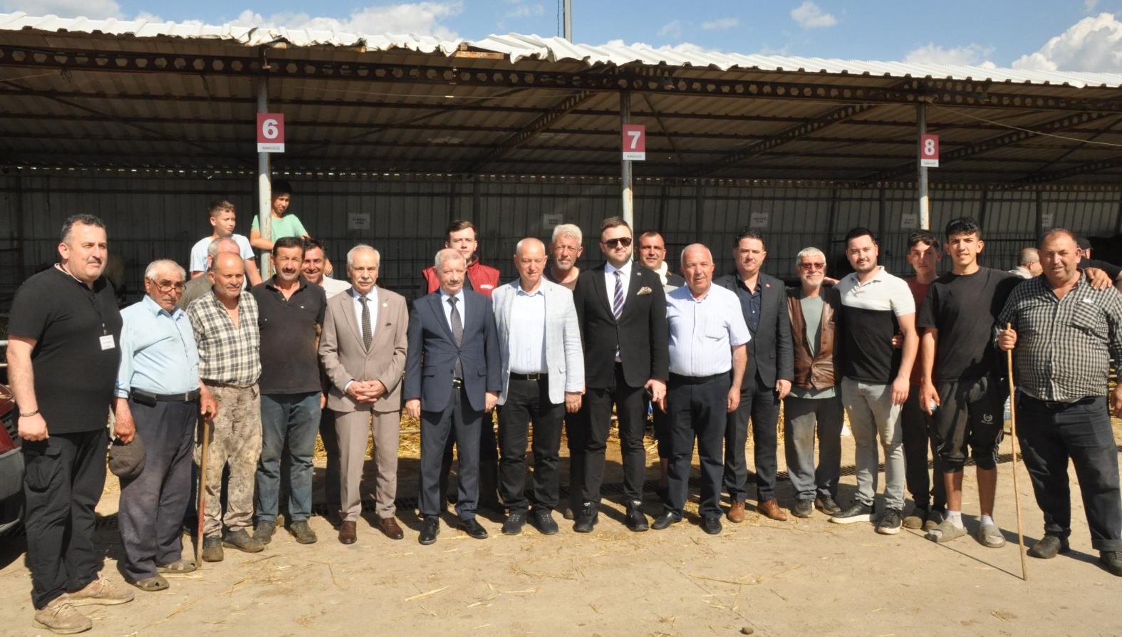 Protokol, arife günü canlı hayvan pazarı ziyaret etti