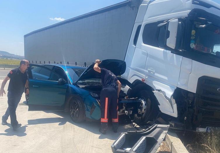 TIR ile otomobil çarpıştı
