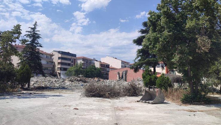 Keşan Lisesi’nin 57 yıllık binası yıkıldı