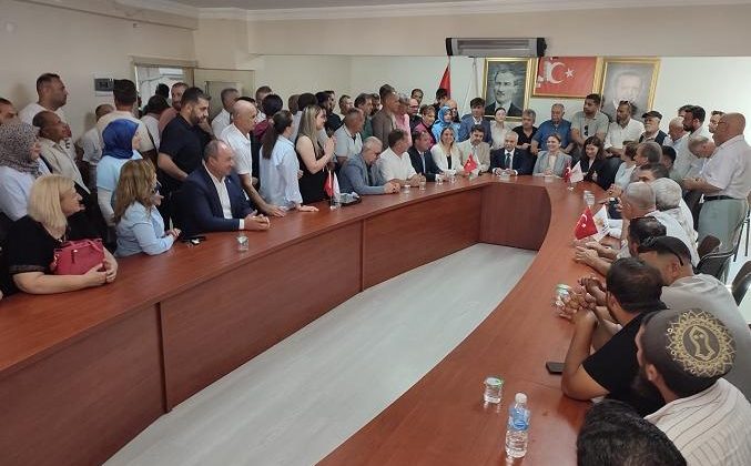 Özcan AK Parti İlçe Başkanlığı’nda partililer ile bir araya geldi