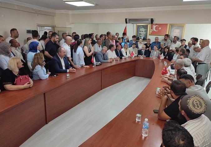 Özcan AK Parti İlçe Başkanlığı’nda partililer ile bir araya geldi